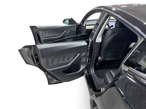 Certified 2022 Tesla Model Y Long Range AWD/4WD image 10