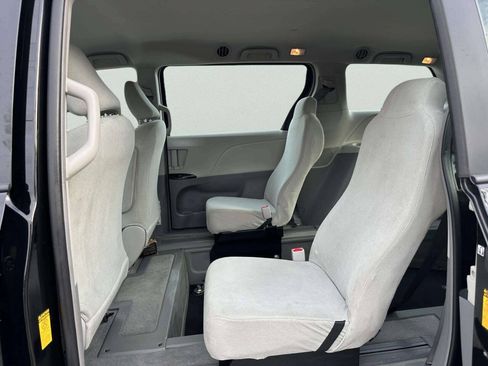 Used 2014 Toyota Sienna L FWD image 12