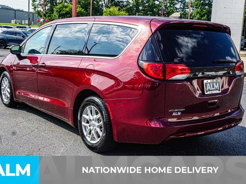 Used 2022 Chrysler Voyager LX FWD image 4