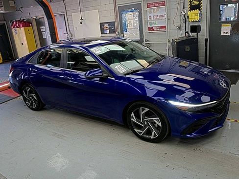 Used 2024 Hyundai Elantra Limited image 3