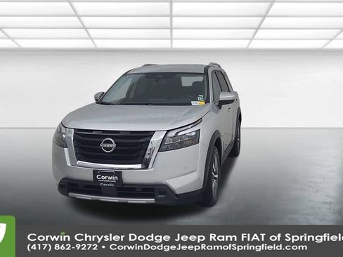 Used 2025 Nissan Pathfinder SL image 5