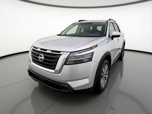 Used 2025 Nissan Pathfinder SV image 3