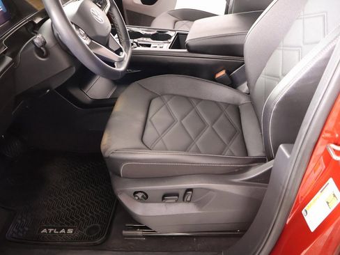 Used 2024 Volkswagen Atlas SE image 11