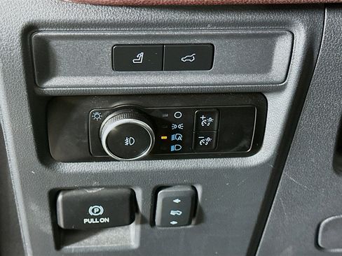 Used 2024 Ford Expedition Limited image 17