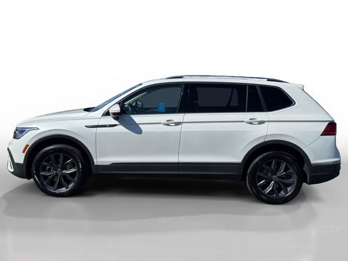 Used 2023 Volkswagen Tiguan SE w/ Panoramic Sunroof Package FWD image 2