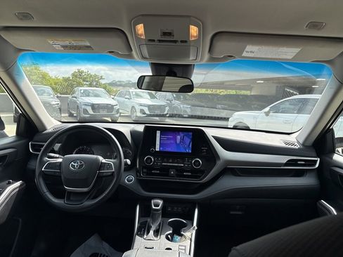 Used 2025 Toyota Highlander LE FWD image 18