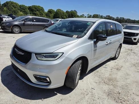 Certified 2024 Chrysler Pacifica Touring-L FWD image 2