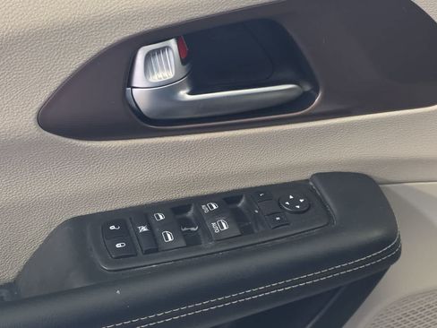 Used 2023 Chrysler Voyager LX FWD image 15
