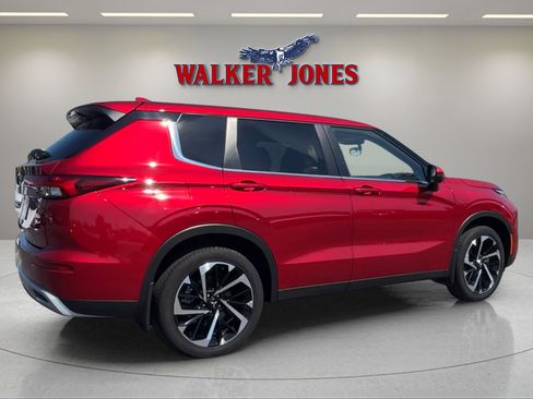 Used 2024 Mitsubishi Outlander SE image 3