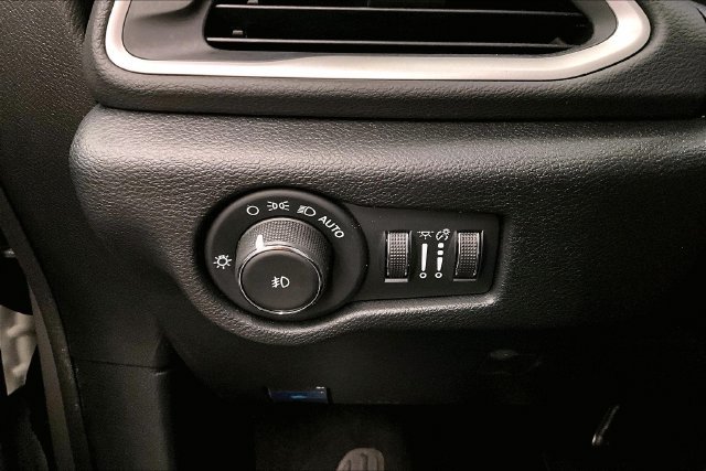 Used 2025 Chrysler Pacifica Select FWD image 36