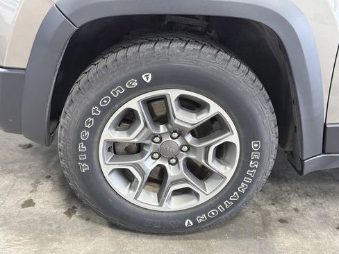 Used 2020 Jeep Cherokee Trailhawk w/ Cold Weather Group AWD/4WD image 9