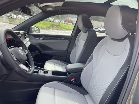 New 2026 Volkswagen Tiguan SE R-Line FWD image 15