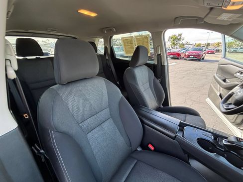 Used 2025 Nissan Rogue SV FWD image 29