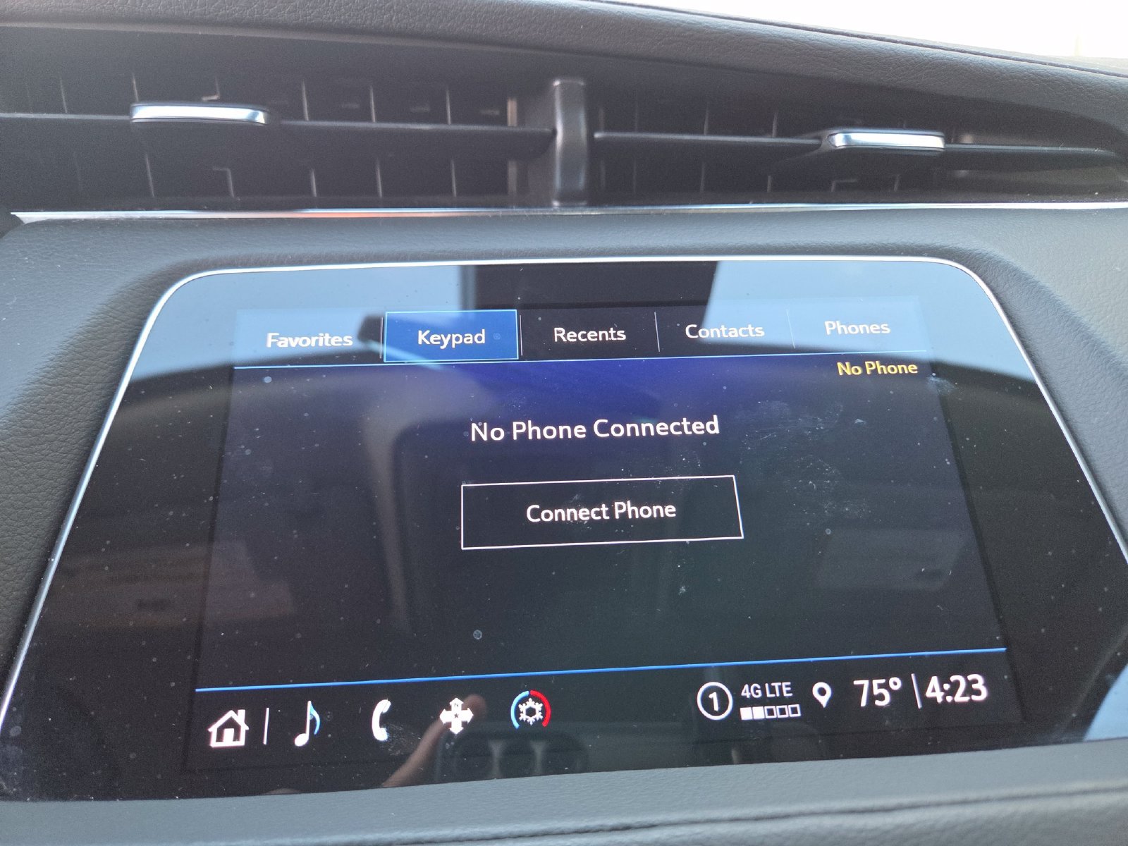Certified 2023 Cadillac XT4 Luxury w/ Cold Weather Package FWD image 4