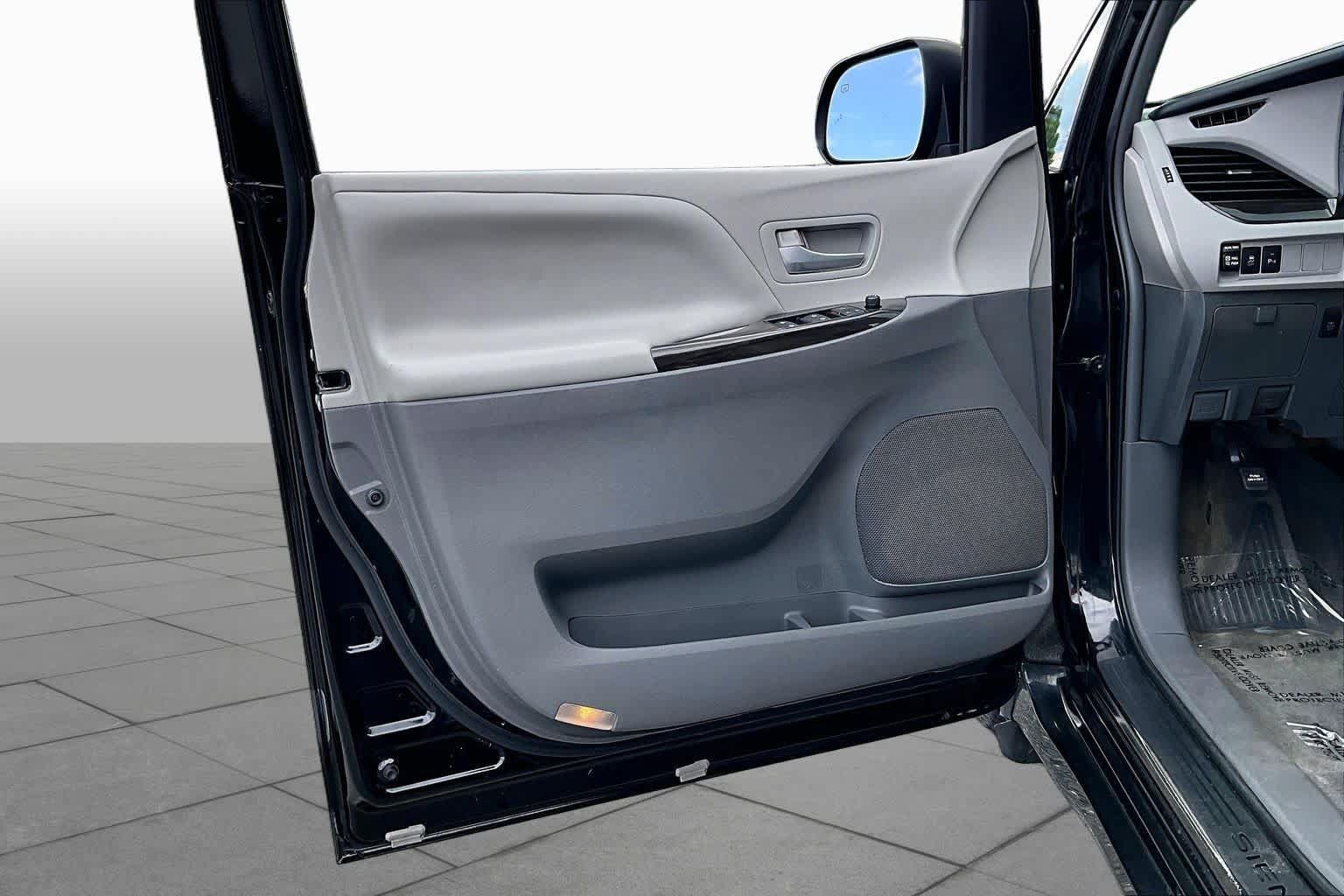Used 2018 Toyota Sienna XLE w/ XLE Navigation Package FWD image 19