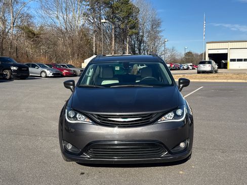 Used 2018 Chrysler Pacifica Touring-L image 2