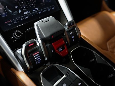 Used 2020 Lamborghini Urus image 20