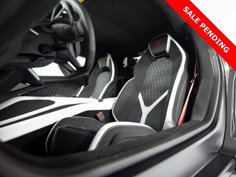 Used 2024 Lamborghini Revuelto image 10