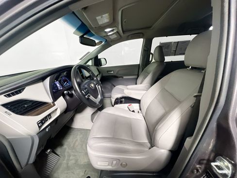Used 2015 Toyota Sienna XLE w/ XLE Navigation Package FWD image 14