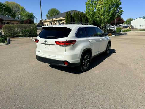 Used 2019 Toyota Highlander LE FWD image 5