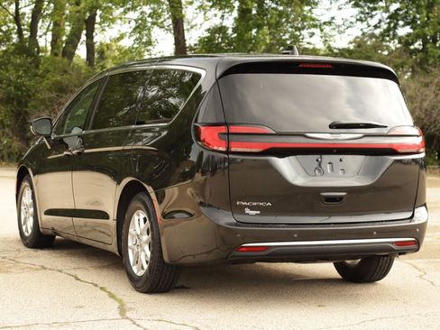 Used 2023 Chrysler Pacifica Touring-L FWD image 5