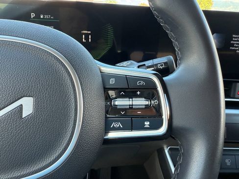 Used 2025 Kia Carnival FWD image 26