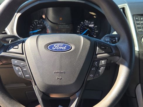 Used 2018 Ford Edge SE image 11