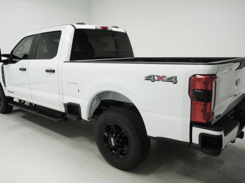 Used 2023 Ford F250 4x4 Crew Cab Super Duty image 4