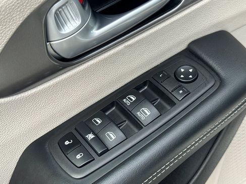 Used 2024 Chrysler Pacifica Touring-L FWD image 13