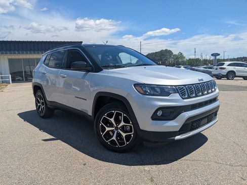 Used 2025 Jeep Compass Limited AWD/4WD image 2