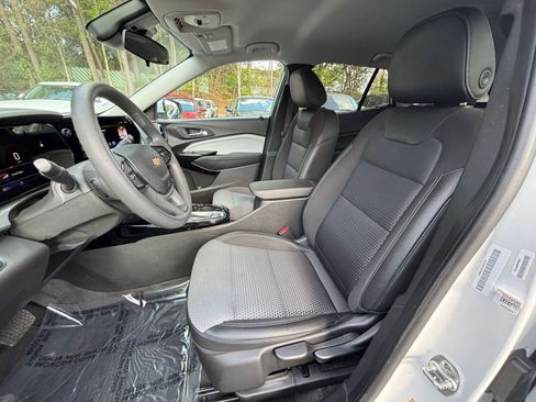 Used 2025 Chevrolet Trax LT FWD image 37