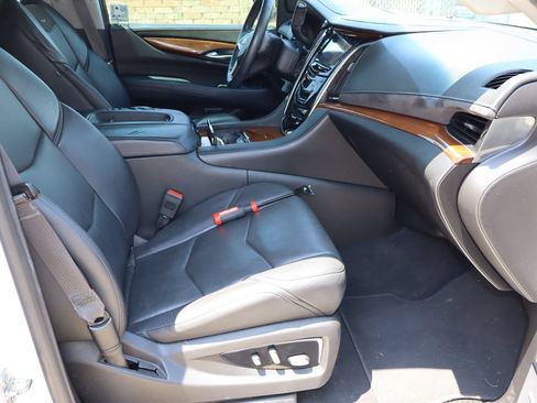 Used 2017 Cadillac Escalade Luxury AWD/4WD image 18