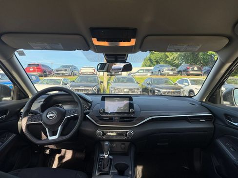 Used 2025 Nissan Altima 2.5 SV FWD image 33