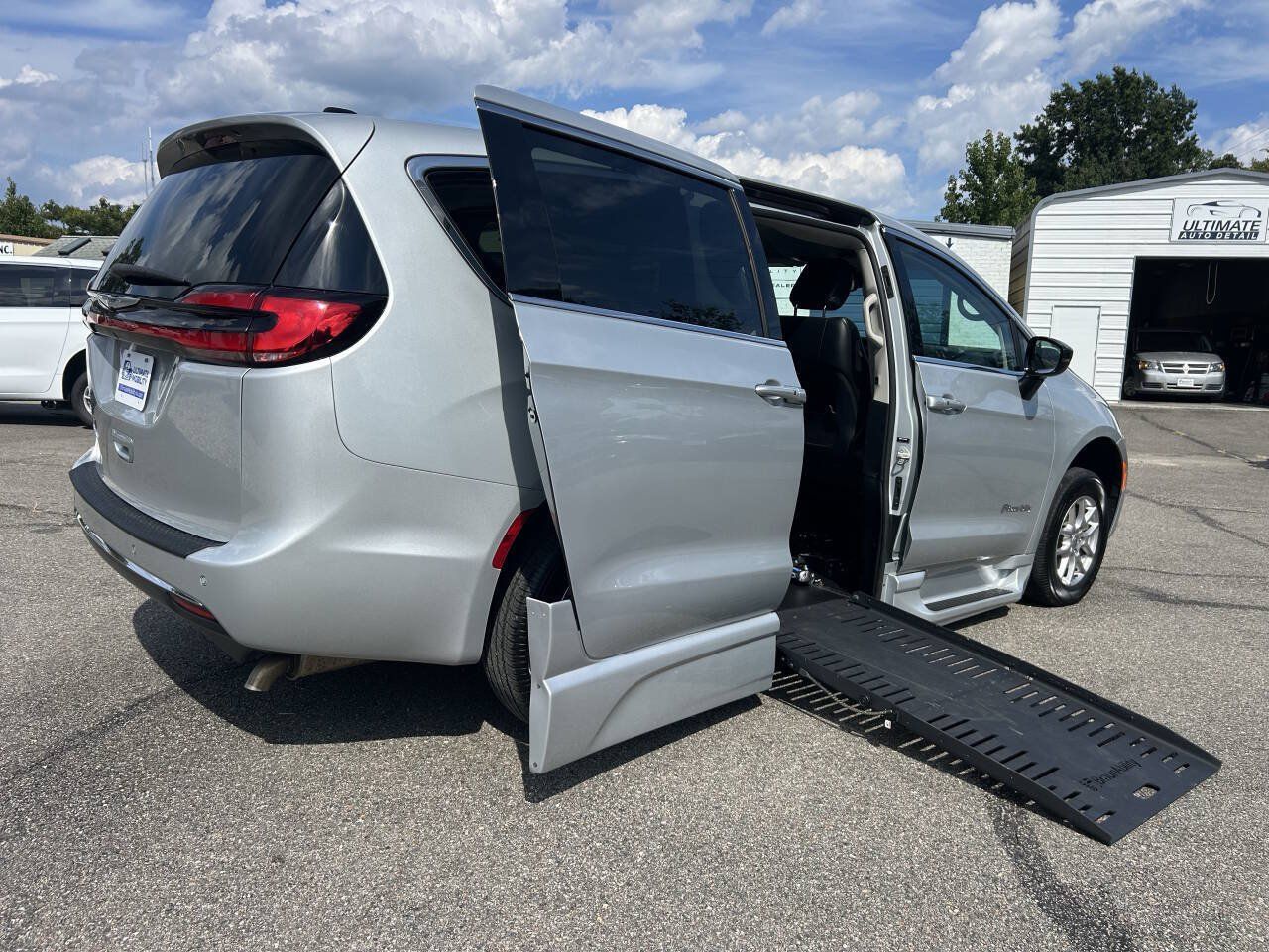 Used 2024 Chrysler Pacifica Touring-L FWD image 2
