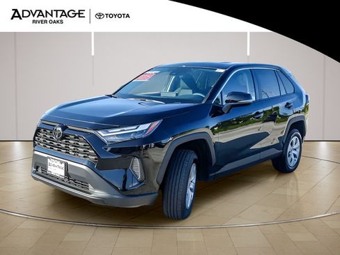 Used 2025 Toyota RAV4 LE AWD/4WD image 4