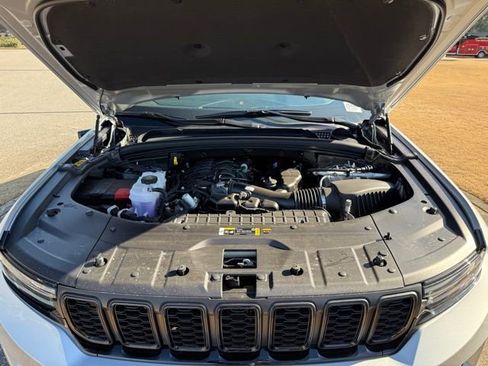 New 2025 Jeep Grand Cherokee Altitude image 32