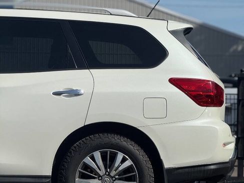 Used 2018 Nissan Pathfinder SV image 17