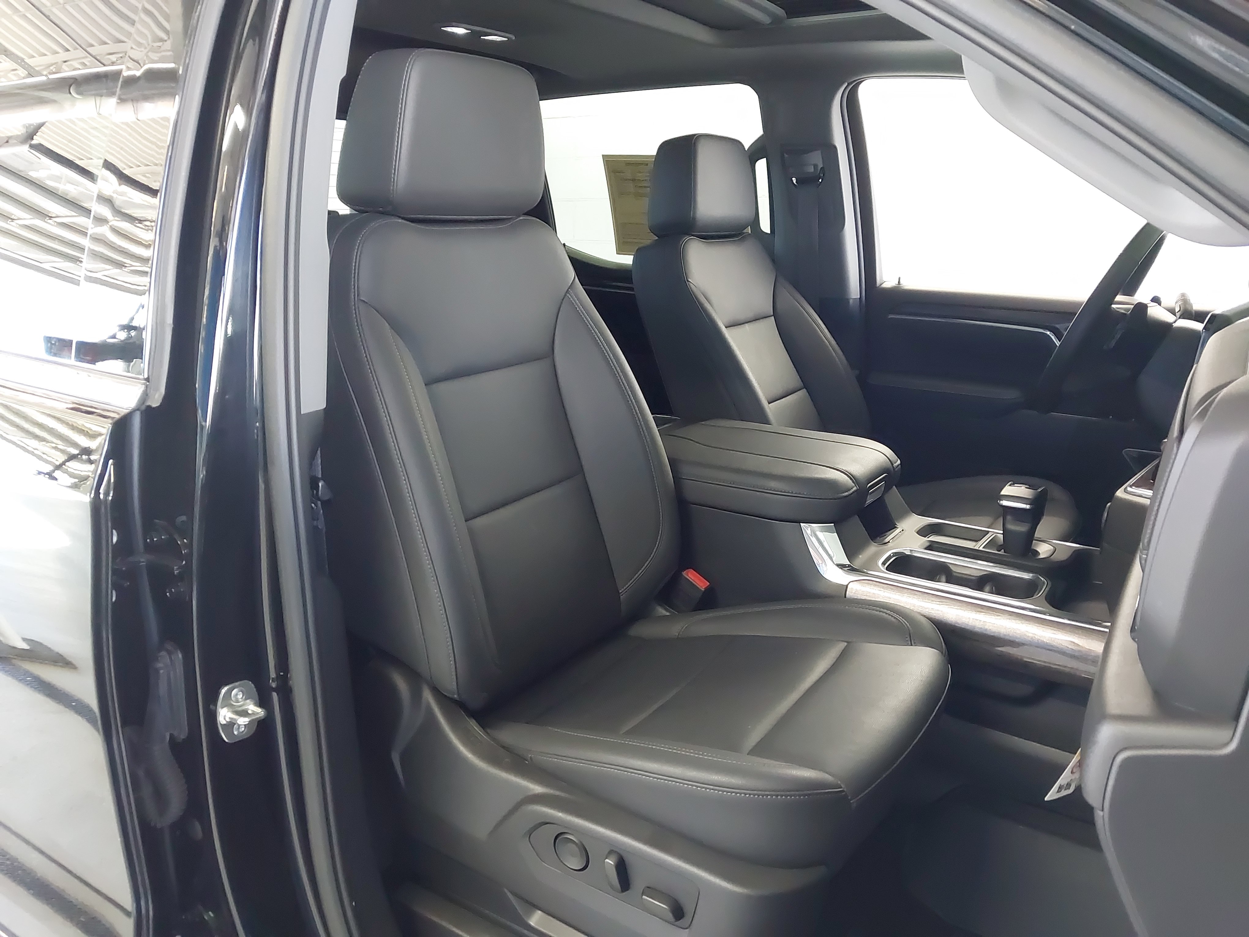 Used 2025 Chevrolet Silverado 1500 LTZ AWD/4WD image 28