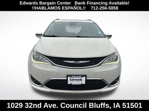 Used 2020 Chrysler Pacifica Limited w/ Tire & Wheel Group FWD image 2