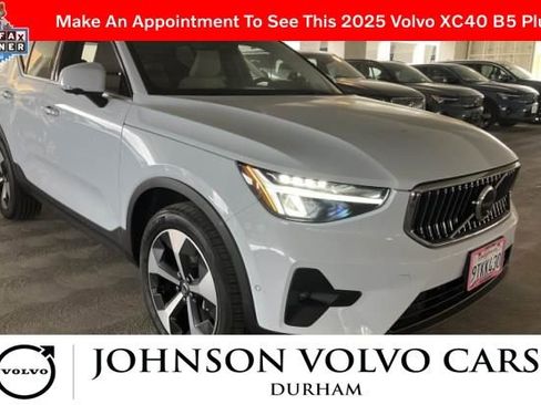 Used 2025 Volvo XC40 B5 Plus AWD/4WD image 2