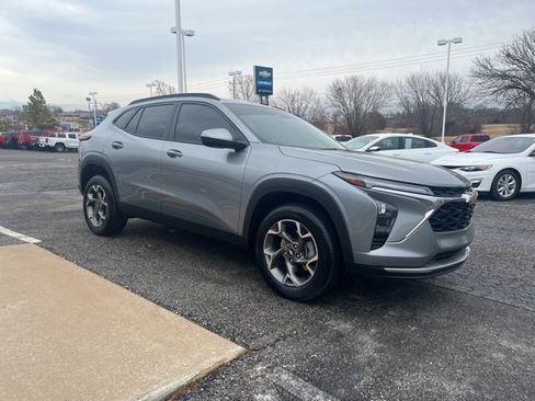 Used 2025 Chevrolet Trax LT w/ Driver Confidence Package image 4