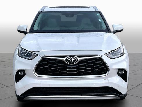 Used 2023 Toyota Highlander Platinum FWD image 4