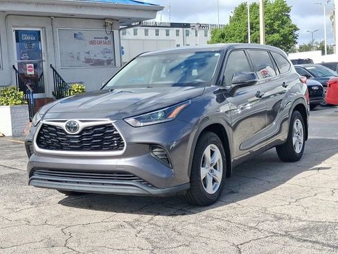 Used 2021 Toyota Highlander L FWD image 2