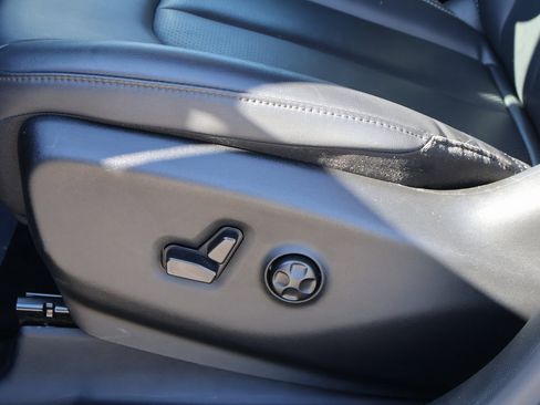 Used 2025 Chrysler Pacifica Select image 23