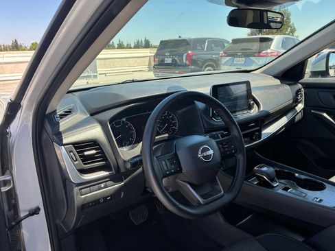 Used 2025 Nissan Rogue SV FWD image 34
