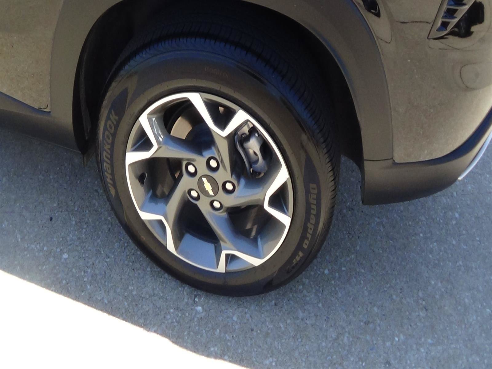 Used 2025 Chevrolet Trax LT w/ LT Convenience Package FWD image 9