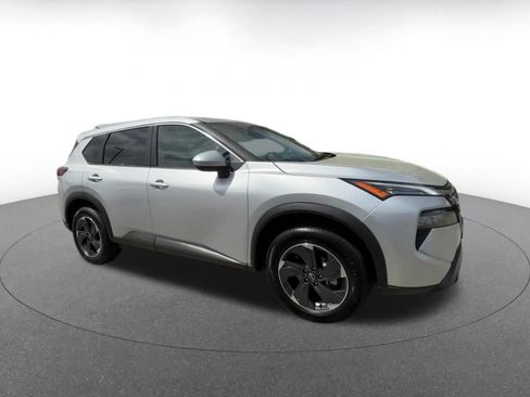 Used 2025 Nissan Rogue SV image 2