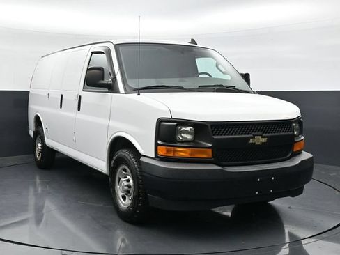 Used 2017 Chevrolet Express 2500 RWD image 4