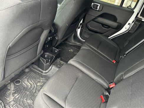 Used 2018 Jeep Wrangler Unlimited Sahara image 15