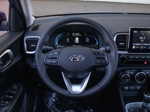 Used 2025 Hyundai Venue SEL image 10
